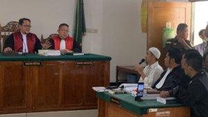 Terdakwa-Sugeng-Guruh-saat-memohon-kepada.jpg