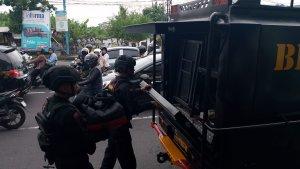 Tim-Penjinak-Bom-Satbrimob-Polda-Jabar-mengevakuasi-granat-nanas-di-Tasikmalaya.jpg