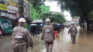 Tim-SAR-dari-Satuan-Brimob-Polda-Jawa-Barat-evakuasi-banjir-Dayeuhkolot.jpg