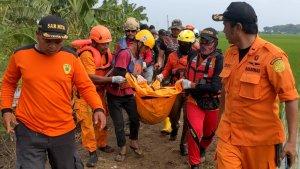 Tim-SAR-evakuasi-korban-tenggelam-di-Indramayu.jpg