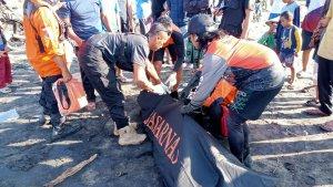 Tim-SAR-gabungan-mengevakuasi-nelayan-yang-hilang-digulung-ombak-di-Tegalbuleud.jpg
