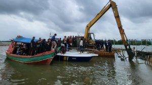 Tim-dari-PT-Tunas-Ruang-Pelabuhan-Nusantara-TRPN-melakukan-pembongkaran.jpg