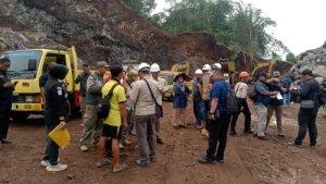 Tim-gabungan-saat-melakukan-sidak-lokasi-tambang-di-Desa-Jati-cianjur.jpg