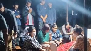 Tim-manajemen-Travel-Jackal-Holidays-hadir-dalam-pemakaman.jpg