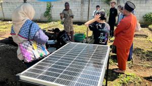 Tim-peneliti-UPI-saat-menyerahkan-instalasi-perangkat-smart-farming-kepada-petani-kopi.jpg