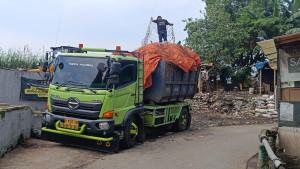 Truk-angkut-tumpukan-sampah-di-Babakan-Cianjur.jpg