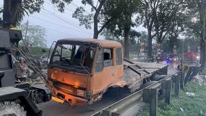 Truk-semen-kecelakaan.jpg
