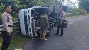 Truk-tangki-terguling-di-tikungan-tajam-Tanjak.jpg