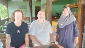 Turis-asal-Belanda-Adam-tengah-bersama-Pantai-Karapyak-Pangandaran.jpg