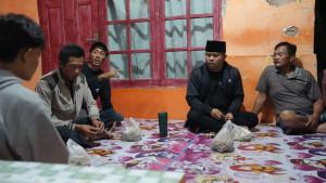 Wakil-Bupati-Purwakarta-Abang-ljo-Hapidin-saat-mendamping-korban-penipuan.jpg