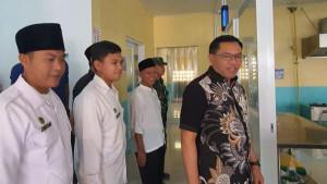 Wakil-Kepala-BGN-Sony-Sonjaya-kanan-saat-meninjau-dapur-SPPG.jpg