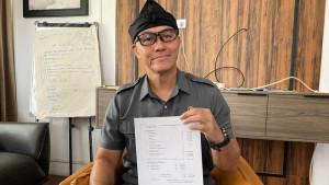 Wakil-Ketua-DPRD-Kota-Bandung-Edwin-Senjaya-menunjukkan-perincian-gaji.jpg