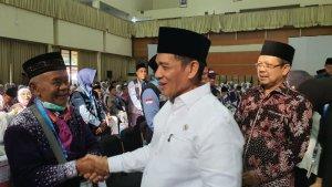 Wakil-Menteri-Agama-Wamenag-RI-Romo-R-Muhammad-Syafii-menyalami-calon-haji.jpg
