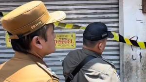 Wakil-Wali-Kota-Bandung-Erwin-saat-menyegel-toko-yang-menjual-obat-ilegal.jpg