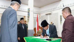 Wali-Kota-Cirebon-Effendi-Edo-saat-menyaksikan-penandatanganan-berkas-dalam.jpg