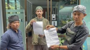 Warga-Kabandungan-memperlihatkan-selebaran-hasil-audensi.jpg