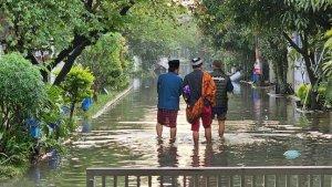 Warga-Kompleks-Bumi-Adipura-saat-menerjang-banjir-11111.jpg