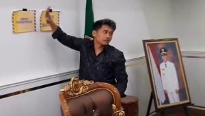 Warga-Parungponteng-ketika-melakukan-penyegelan-ke-ruangan-kerja-Bupati-Tasikmalaya.jpg