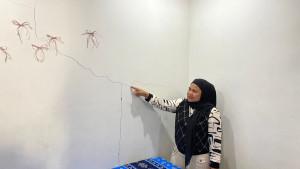 Warga-RW-13-Desa-Situ-Ciburuy-Bandung-Barat-saat-menunjukkan-retakan-rumah.jpg