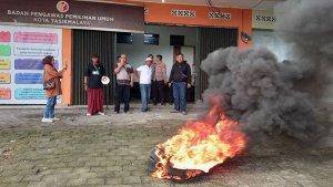 Warga-berorasi-di-depan-Kantor-Bawaslu-Kota-Tasikmalaya-Kamis-28112024.jpg