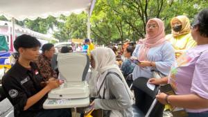 Warga-melakukan-pemeriksaan-mata-gratis-dalam-acara-Bazar-Murah.jpg