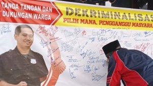 Warga-membubuhkan-tanda-tangan-dukungan-agar-polisi-membebaskan-Apriyana.jpg
