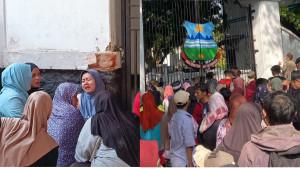jabar/Warga-mengantre-di-gerbang-pendopo-Garut.jpg