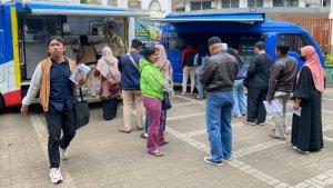 Warga-mengantre-untuk-menukarkan-uang-di-Masjid-Agung-Kota-Cimahi-Kamis-632025.jpg