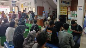 Warga-saat-mengurus-surat-keterangan-catatan-kepolisian-SKCK-di-Mapolresta-Cirebon.jpg