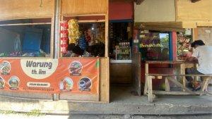Warung-milik-Teh-Iim-yang-berada-di-pinggir-rel-kereta-api-1111.jpg