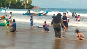 Wisatawan-sedang-bermain-di-pantai-Pos-1-Pantai-Barat-Pangandaran.jpg