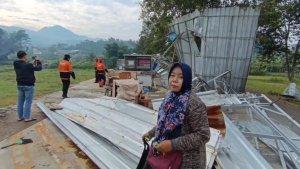 Wiwin-Warga-Desa-Sumberjaya-saat-menujukkan-kondisi-lapak-warungnya.jpg