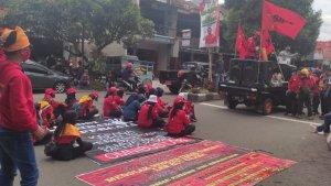 aksi-buruh-di-depan-kantor-bupati-garut.jpg
