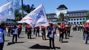 aksi-buruh-tuntut-thr.jpg