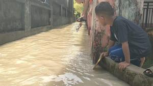 anak-di-Pangandaran-main-air-banjir.jpg