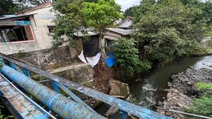 bangunan-di-Cianjur-terancam-longsor.jpg