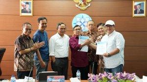 berjabat-tangan-dengan-Ketua-Umum.jpg
