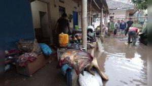bersihkan-rumah-sisa-banjir-cipageran.jpg