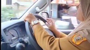 bidan-jadi-sopir-ambulans-viral-di-Dairi.jpg