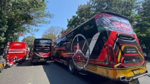 bus-parkir-di-Jalan-Diponegoro-saat-pekerja-pariwisata-demo-di-Gedung-Sate.jpg