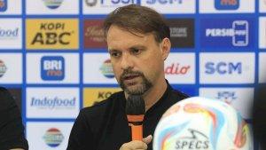 debut-pelatih-madura-united-fc-mauricio-souza.jpg