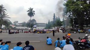 demo-1-tahun-prabowo-di-gedung-sate.jpg