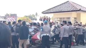 demo-nelayan-bbl-ricuh.jpg