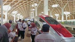 eberangkatan-kereta-cepat-dari-Stasiun-Halim-Senin-2592023.jpg