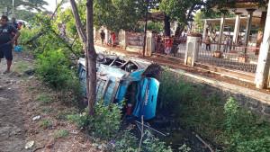 elf-ditabrak-dari-belakang-oleh-truk-di-cirebon.jpg