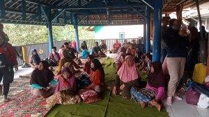 engungsi-korban-bencana-tanah-longsor-Kasomalang.jpg