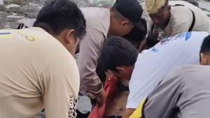 evakuasi-mayat-wisatawan-di-Pantai-Karangrita-Karanghawu-Sukabumi-Jawa-Barat.jpg