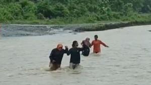 guru-SMPN-7-Pasangkayu-seberangi-sungai-deras.jpg