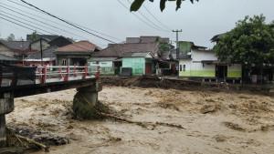 ilustrasi-JEMBATAN-putus-diterjang-banjir.jpg