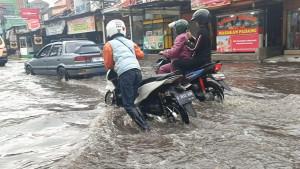 ilustrasi-banjir-di-pasar-panorama-lembang-299.jpg